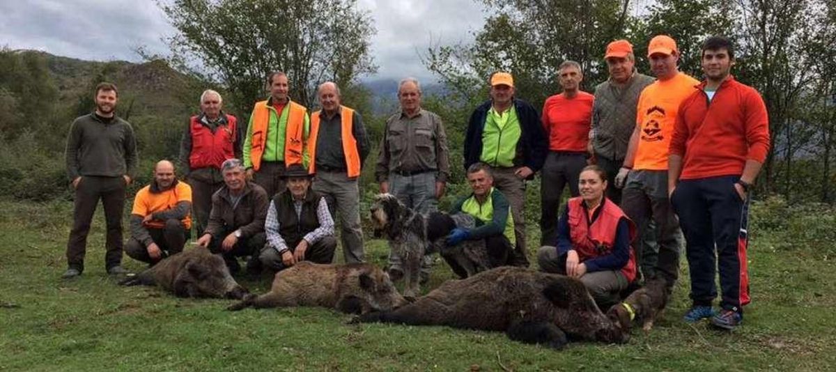La cuadrilla de Barreras (Valdés) abatió un ejemplar de 142 kilos