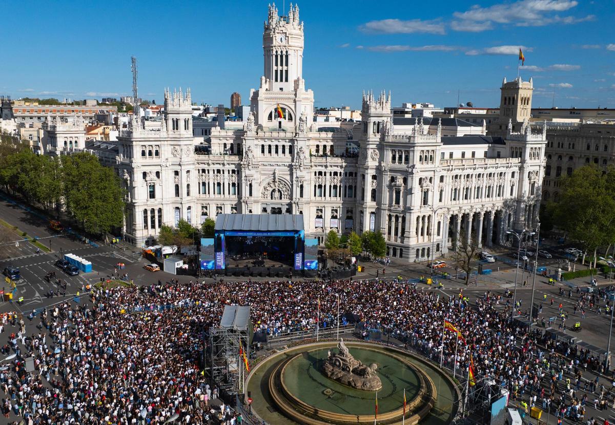 Vista aérea de la última Fiesta de la Resurrección celebrada en Cibeles, que será uno de los escenarios principales de la visita del Papa a Madrid.