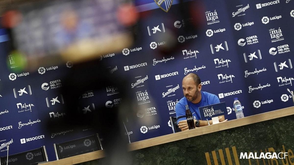 El técnico blanquiazul, durante la rueda de prensa