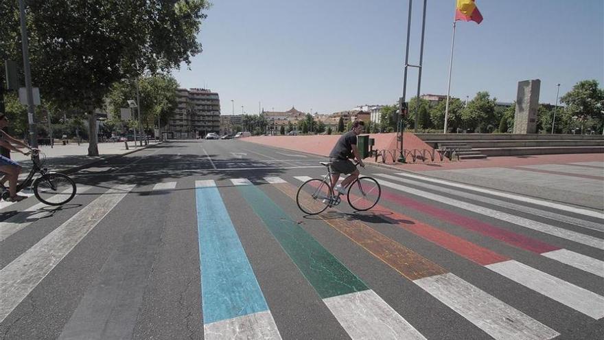 Córdoba lleva por primera vez a los pasos de peatones la conmemoración del Día Internacional LGTB