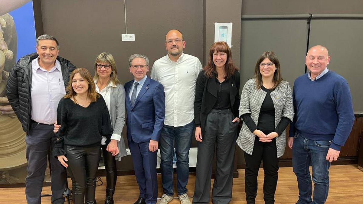 Ferran Rodero, al centre, acompanyat d'altres membres de Junts.