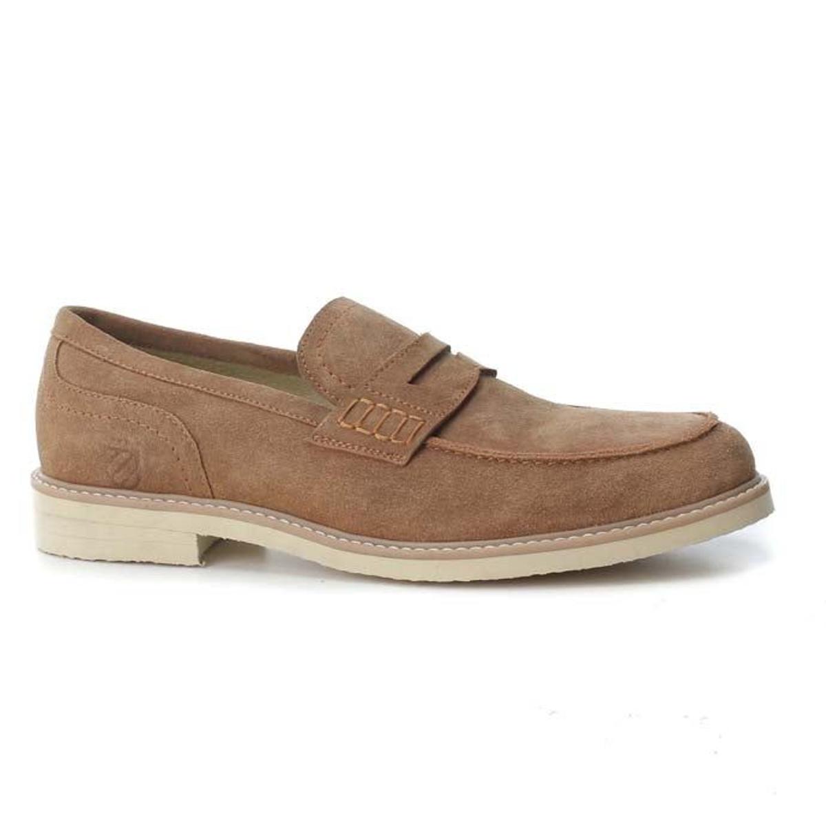 Mocasines en color camel de la firma Carmela (Precio: 59.95 euros)