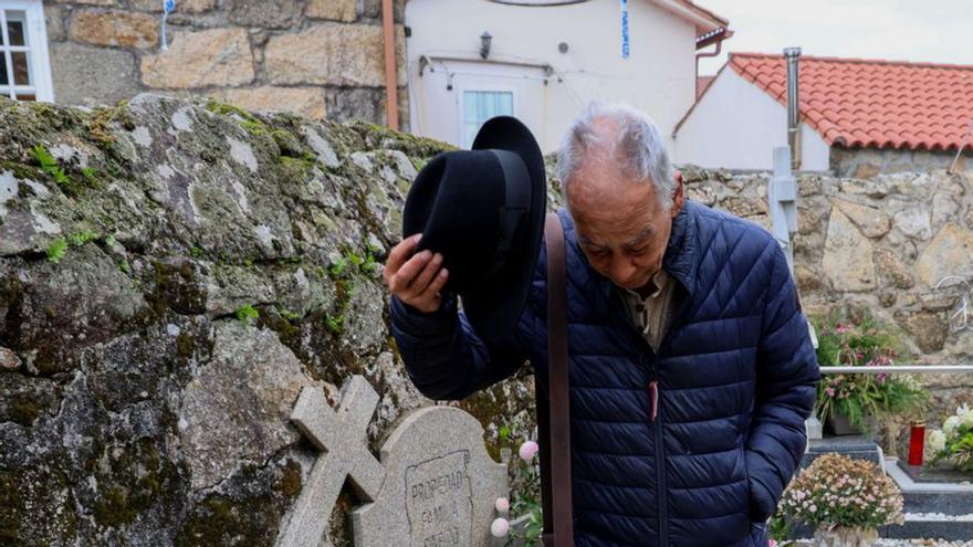 Joaquín del Valle-Inclán ante la tumba de su abuela. |  I. A.