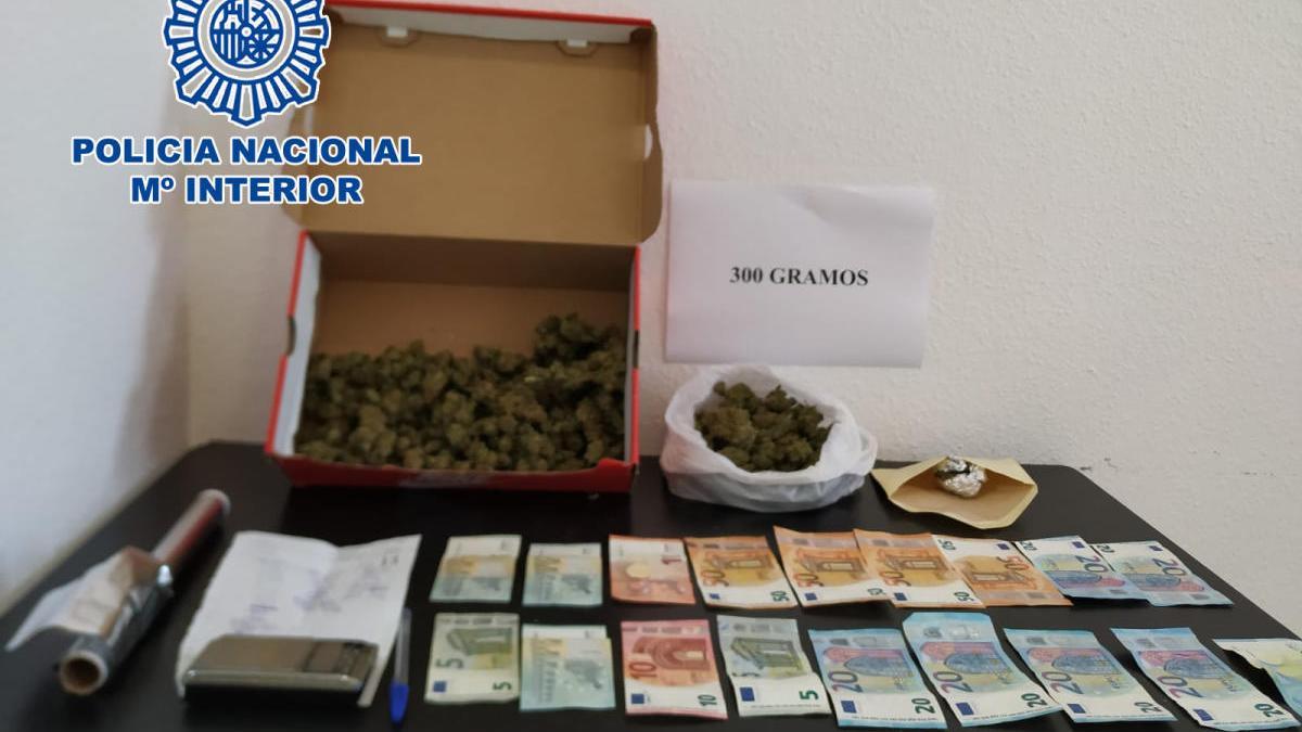 Vende marihuana mientras pasea al perro en Dénia