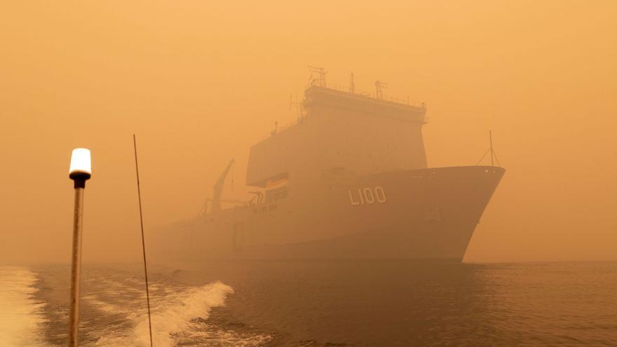 Buques militares se suman a las tareas de evacuación de los afectados por los incendios en Australia