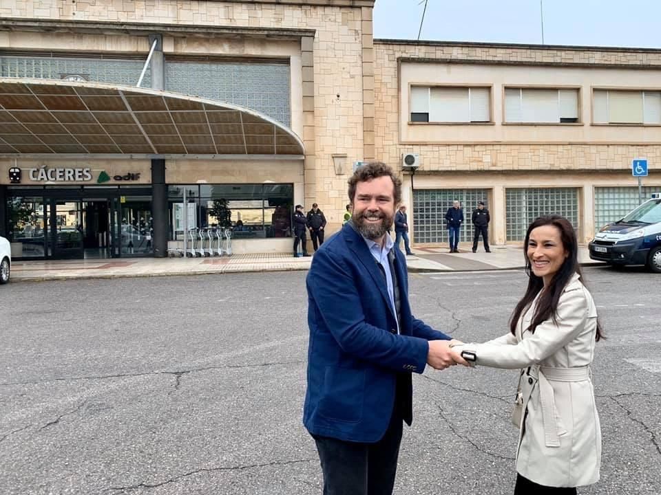 Cáceres es noche: Cacereño, catalán, español y no adscrito