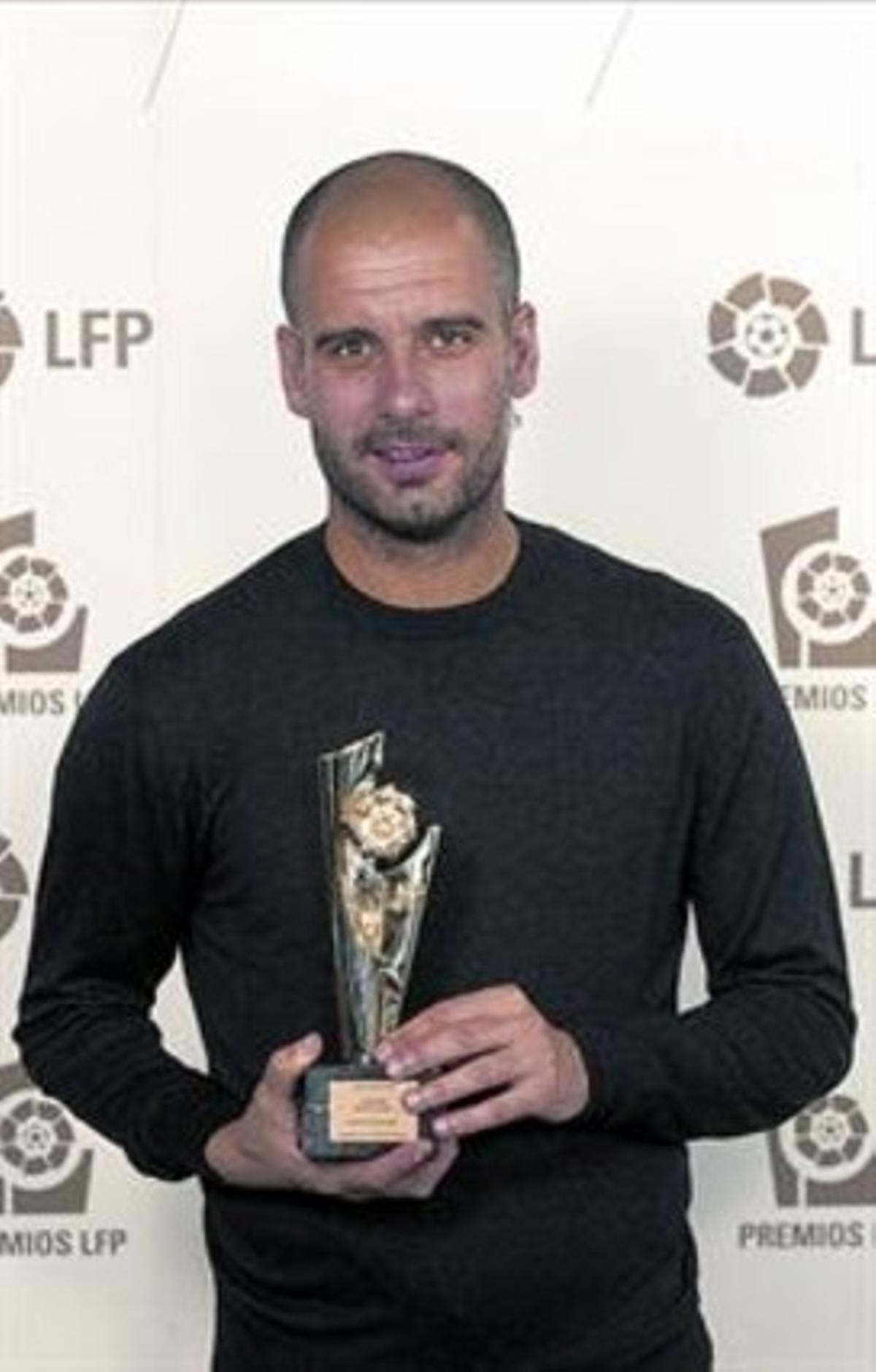 Messi (millor davanter i millor jugador) i Guardiola (millor entrenador), amb els seus trofeus. Messi (millor davanter i millor jugador) i Guardiola (millor entrenador), amb els seus trofeus.