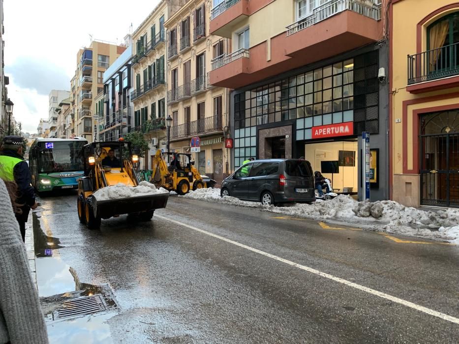 La calle Victoria, recuperando la normalidad tras la granizada del jueves por la mañana.