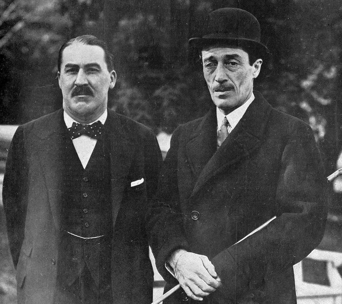 Howard Carter, con el duque de Alba en los jardines del Palacio de Liria.