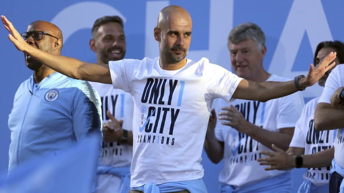 Guardiola da las gracias a los aficionados en la rúa del Manchester City tras ser campeón de la Premier.