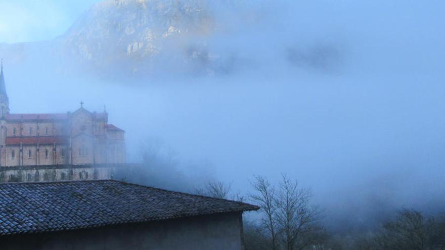 La bonita imagen que deja la niebla en Covadonga