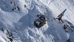 Max Palm realiza un ’backflip’ hacia atrás durante el Baqueira Beret Pro del Freeride World Tour 2023. 