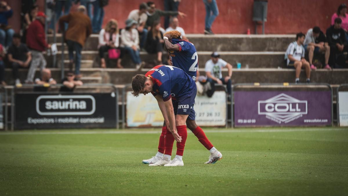 Els jugadors de l’Olot abatuts després de la derrota contra l’Eivissa al Municipal.