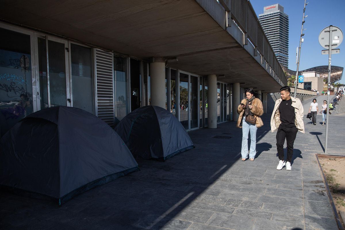 Unas tiendas de campaña instaladas en pleno paseo Marítim, a la altura del Hospital del Mar.