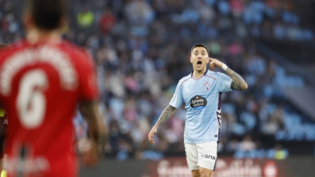 Matías Vecino, que debutó como titular con el Celta, hace un gesto a un compañero durante el partido contra el Mallorca. / PABLO H. GAMARRA