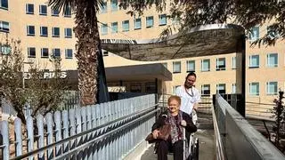 Una rampa que rompe barreras en uno de los edificios más transitados del Hospital de Alicante