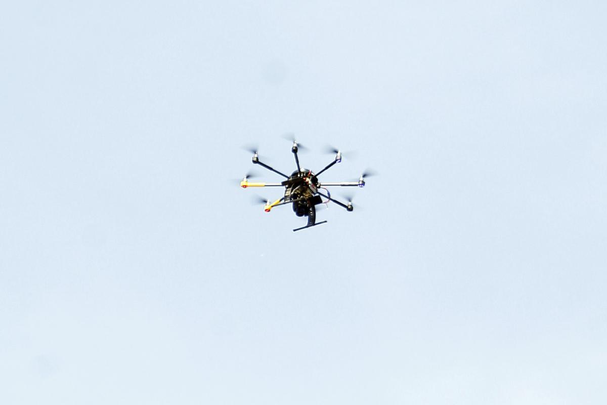 Un dron localiza a un hombre ahogado en playa de Daimús