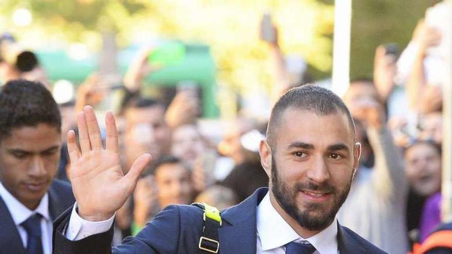 Benzema saluda a los aficionados a su llegada a Malmoe. // A. Wiklund