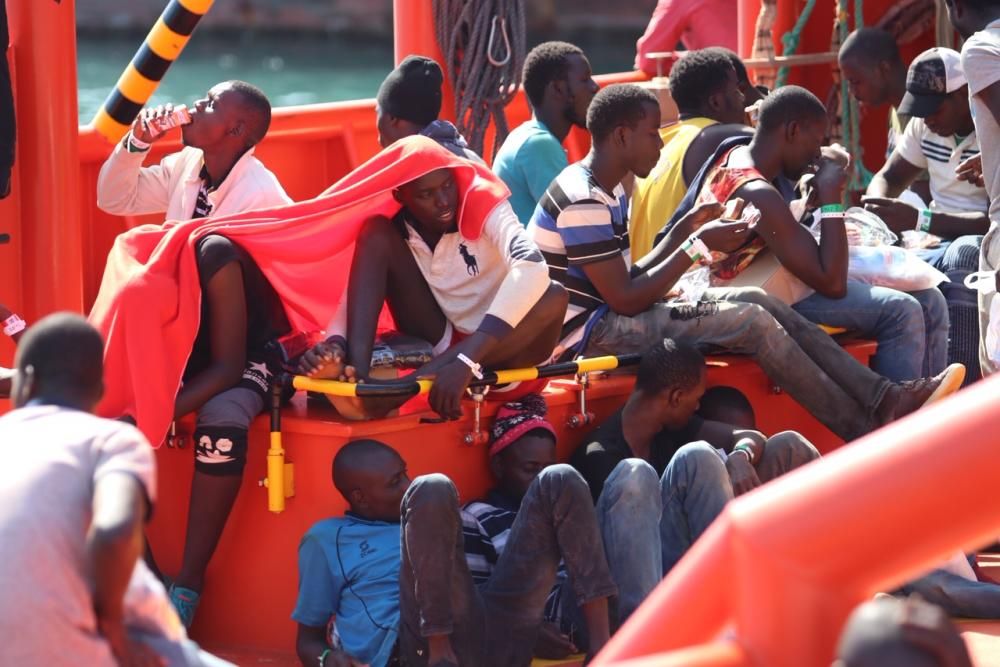 Inmigrantes esperando ser desembarcados en el Puerto de Málaga.