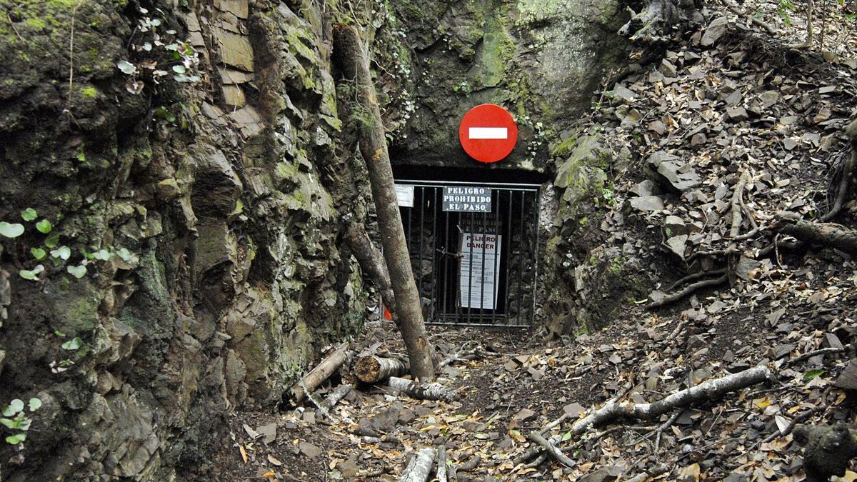 El acceso a la galería de Piedra de los Cochinos, en Los Silos, varios años después de la tragedia.