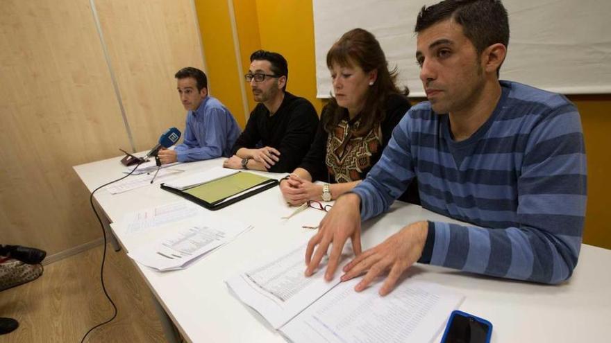 Rueda de prensa, ayer, de los dirigentes de la Asociación Enfermería de Asturias. De derecha a izquierda, Antonio Vázquez, Elsa Viña, Marcos Lastra y Javier González.