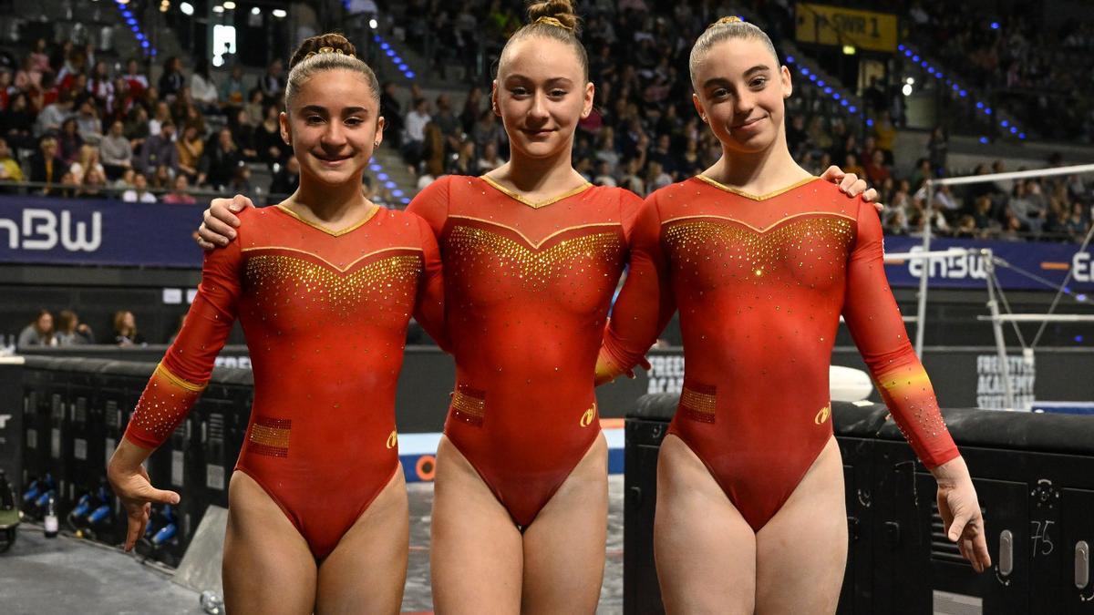 Leire Escauriaza (centro), con sus compañeras de la selección junior