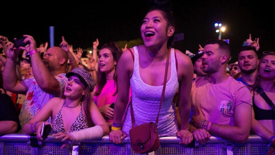 Los fans disfrutan de un concierto de Lana del Rey, una de las artistas que iban a actuar en Coachella.