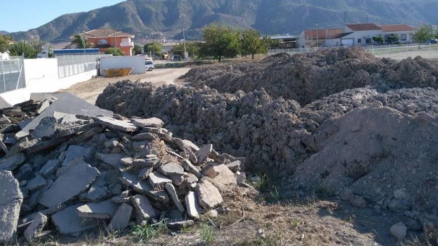 Expedientan a una empresa del AVE por arrojar escombros en la huerta