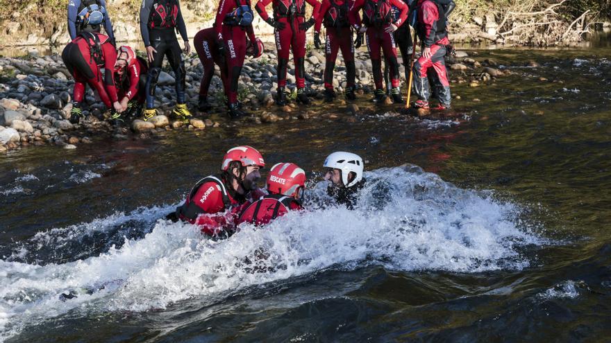 Los bomberos de Oviedo aprenden maniobras de rescate acuático en el río de Argame