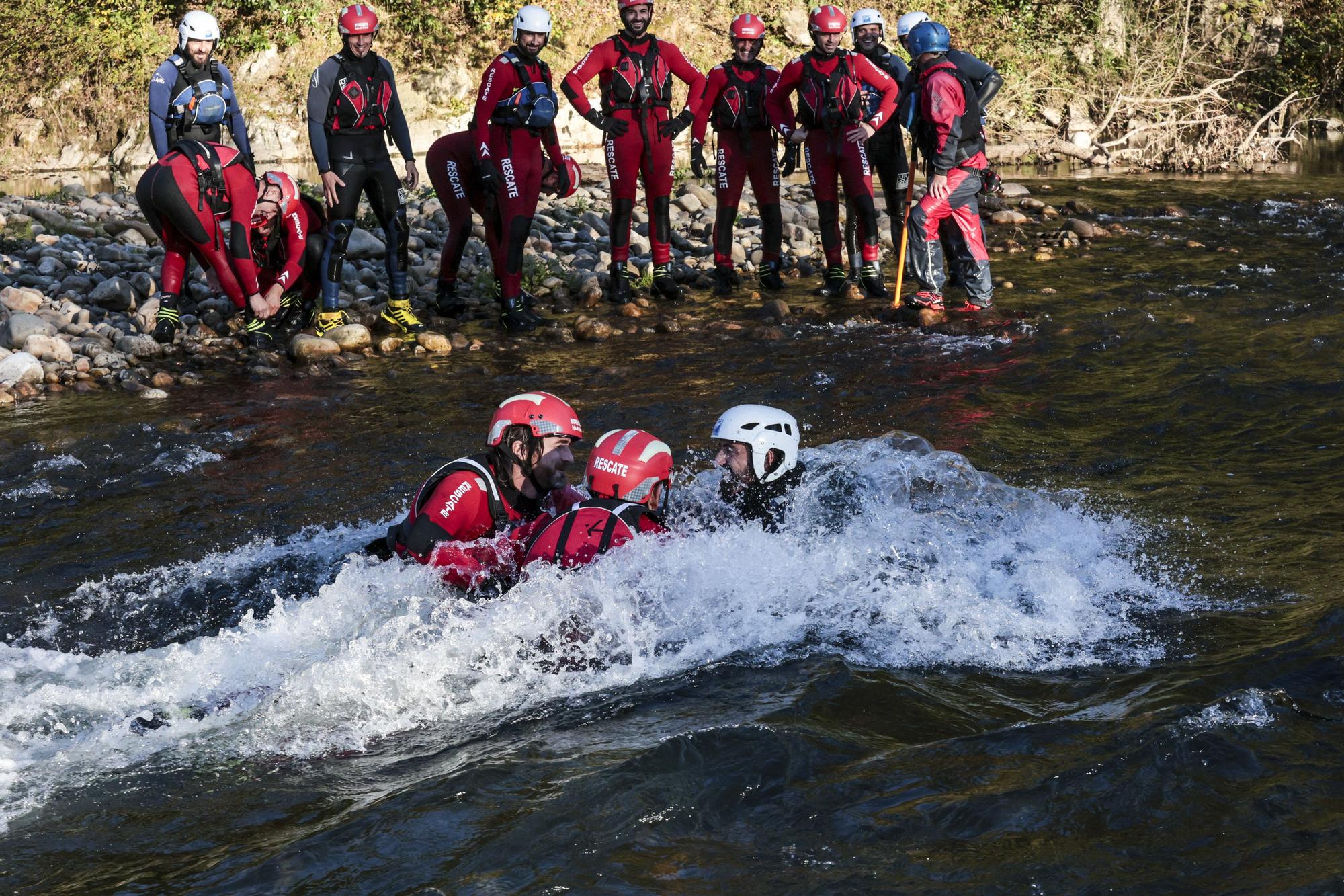 Maniobras del Cuerpo de Bomberos de Oviedo durante el curso de intervención y rescate