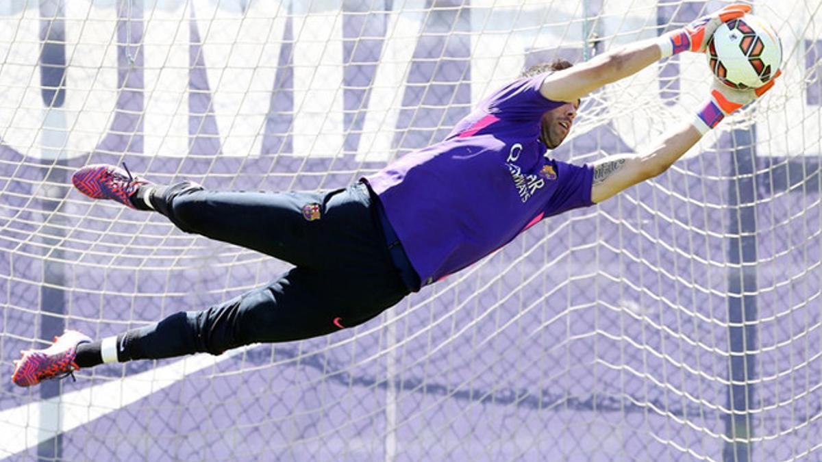 Claudio Bravo, en un entrenamiento de la temporada pasada