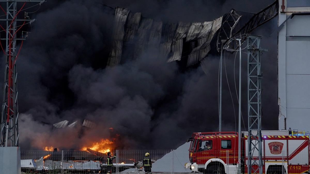 Gran nube de humo por un incendio en una nave industrial de Seseña, en Toledo