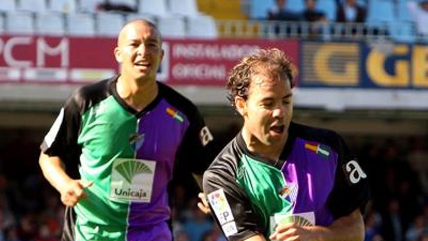 Clave. Rosado celebra su gol (1-2), mientras el franco-marroquí Baha corre para felicitarle.