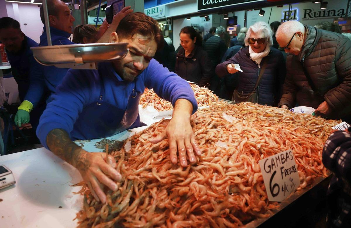 MLG 23-12-2025.-Miles de personas, realizan las compras de cara a la Navidad en el Mercado Atarazanas