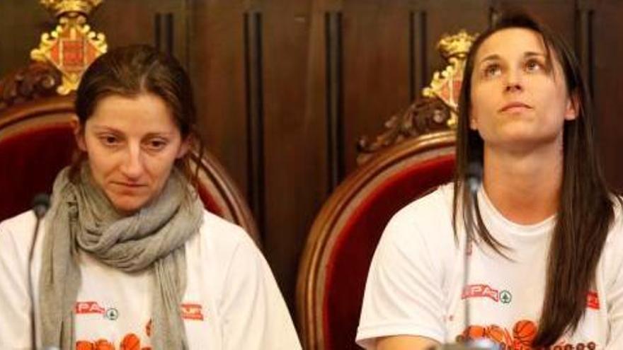 Noemí Jordana i Anna Carbó, en els actes de celebració pel títol de liga del 2015.