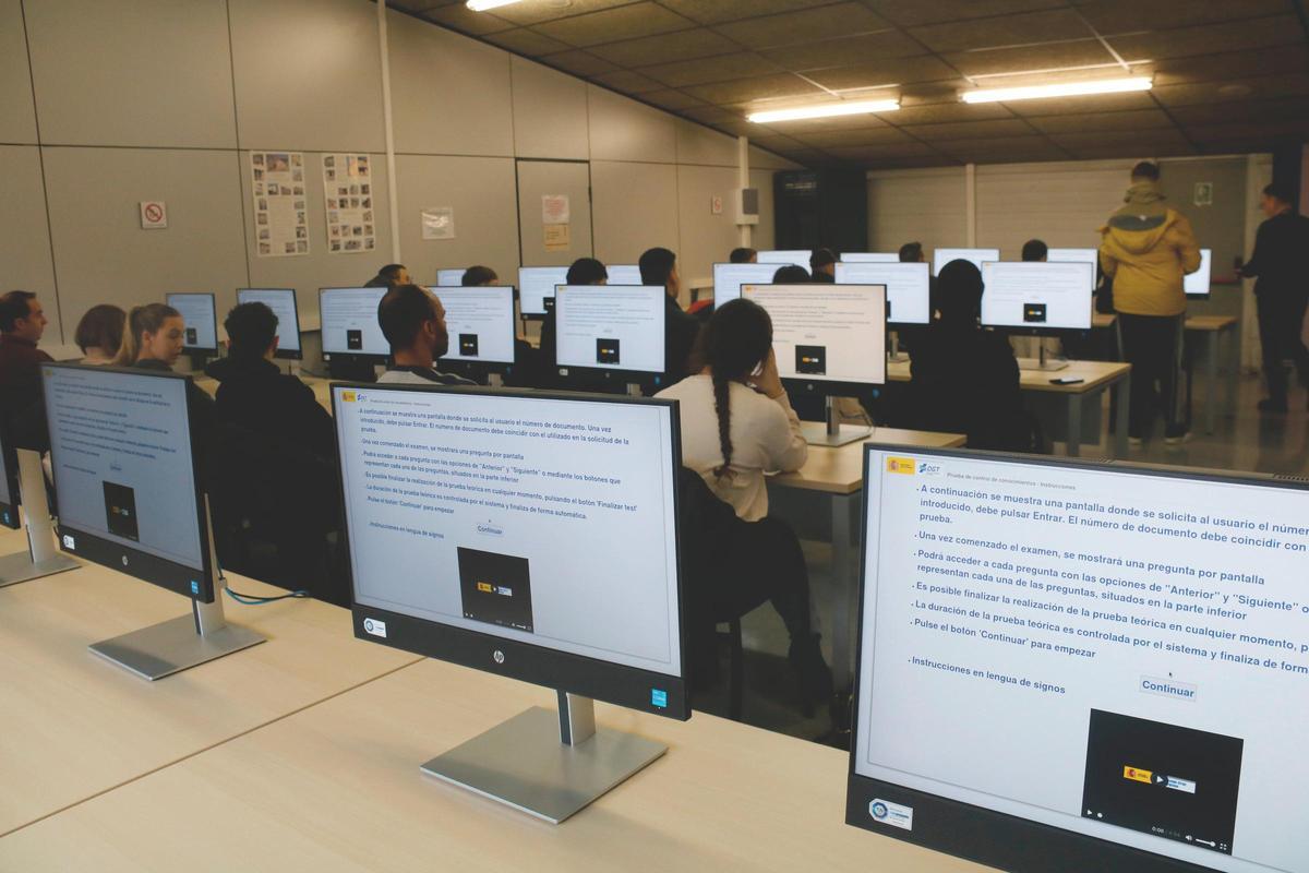 Persones examinant-se a Ripoll.