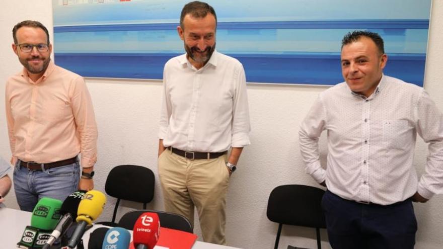 El alcalde, y los portavoces del PSOE, Héctor Díez y Ramón Abad