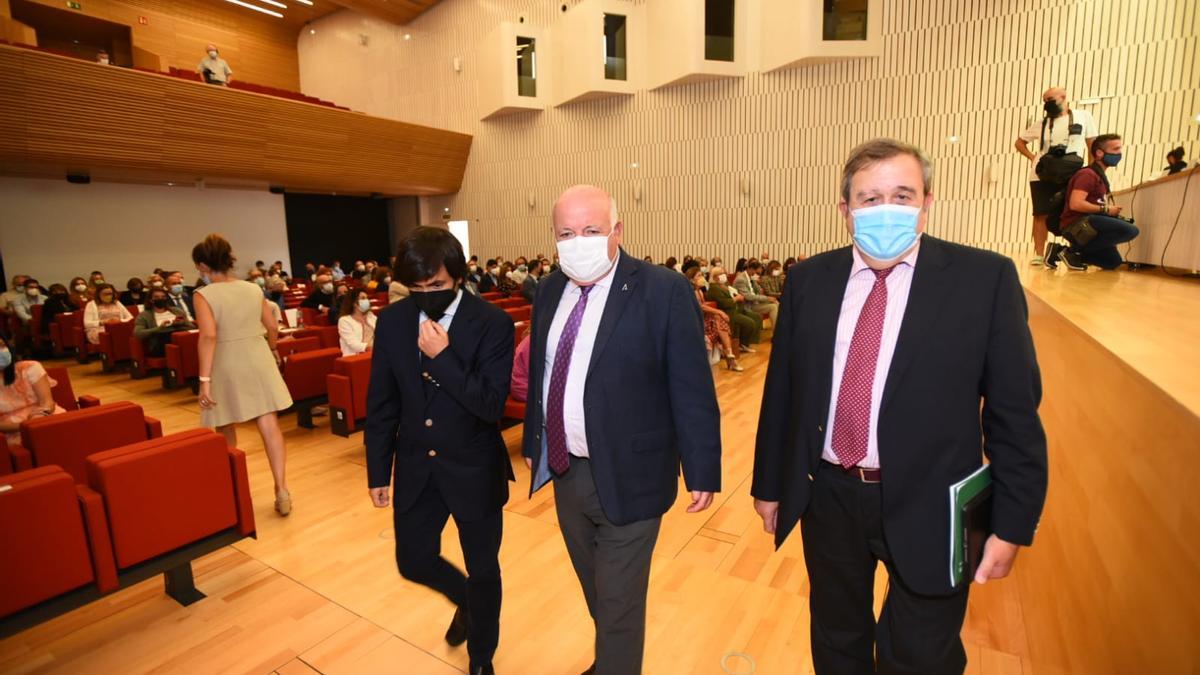 El consejero de Salud, Jesús Aguirre, junto a otras autoridades, en la presentación de la estrategia.