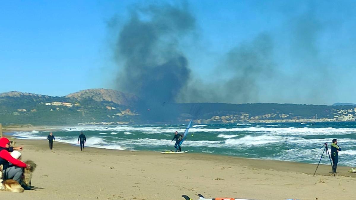 La columna de fum de l'incendi de l'Estartit vista des de la platja de Griells, el 7 de novembre del 2021 (Horitzontal).