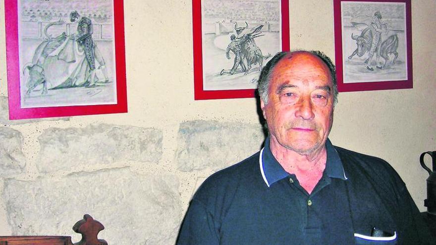 Guillermo Díez de la Torre, &quot;Patri&quot;, posa junto a algunos de los dibujos de la exposición.