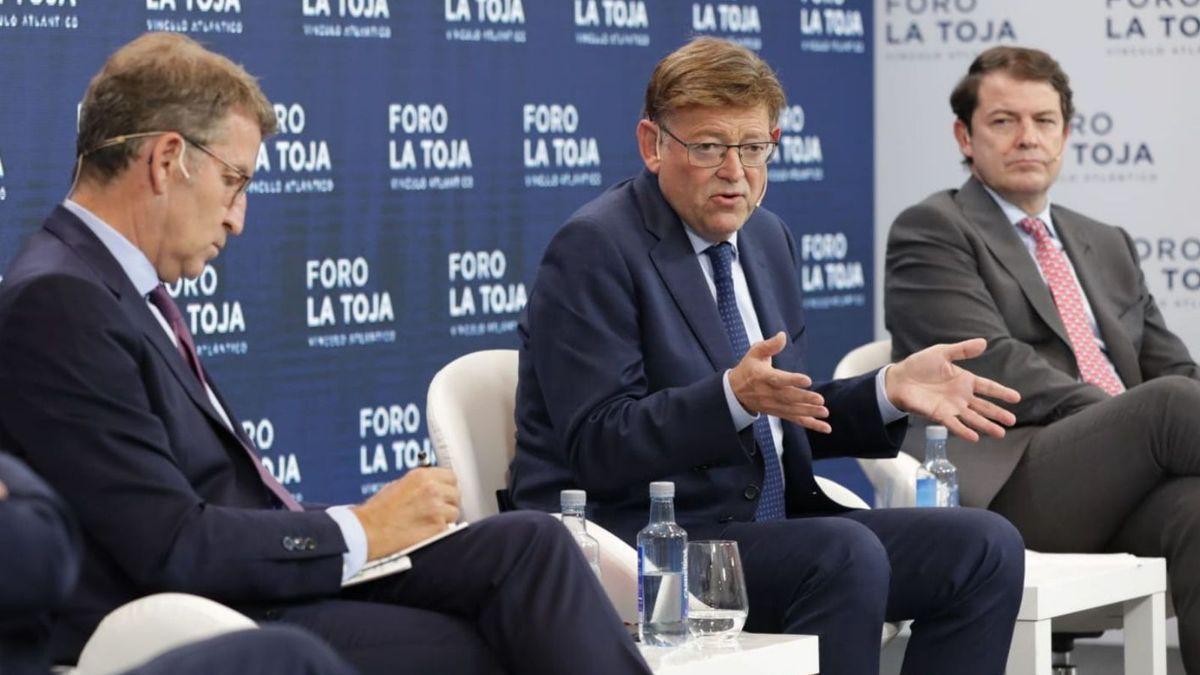 Puig, en el último Foro La Toja; a su izquierda, Fernández Mañueco, y a la derecha, Feijóo.