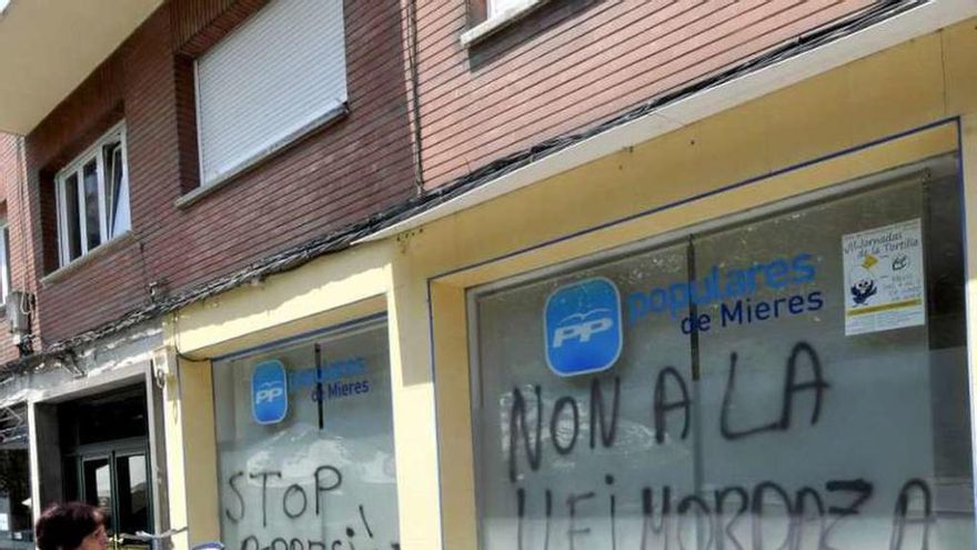 Pintadas contra la &quot;ley mordaza&quot; en la sede del PP