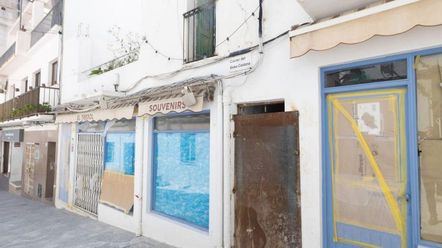 La entrada de la vivienda sellada con una plancha metálica. | VICENT MARÍ