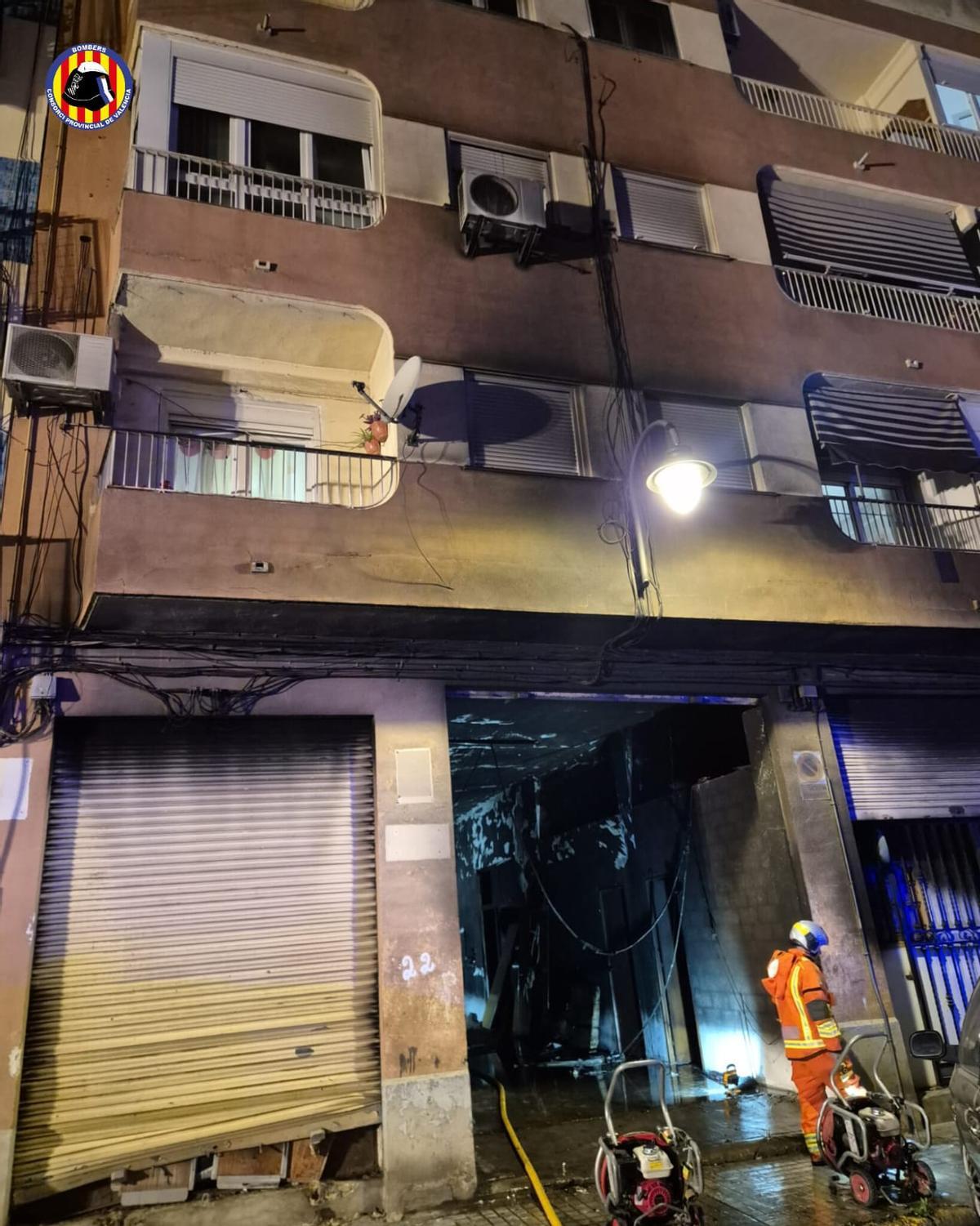 Incendio declarado en la madrugada de este martes en un taller de motos de Quart de Poblet.