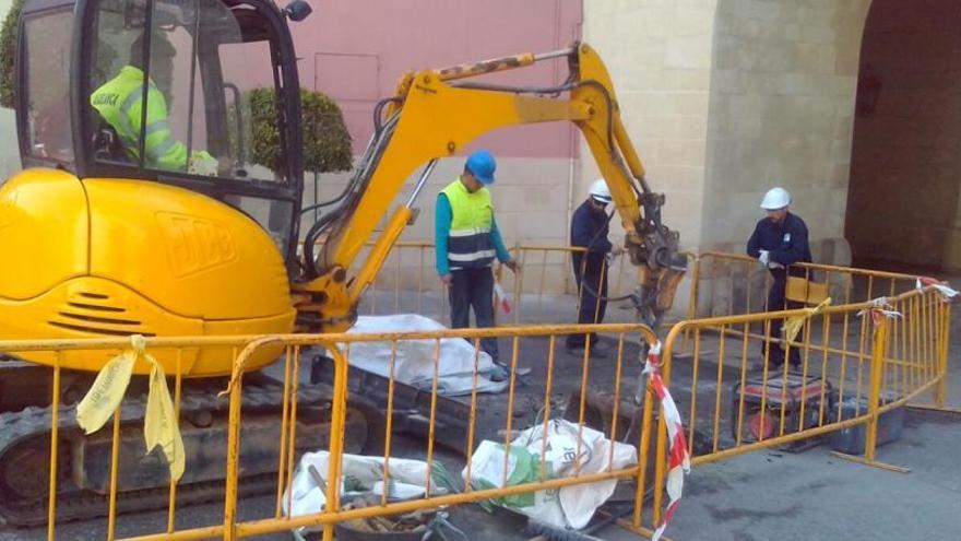 El Ayuntamiento detiene unas obras en la plaza de la Fruita por la falta de un arqueólogo