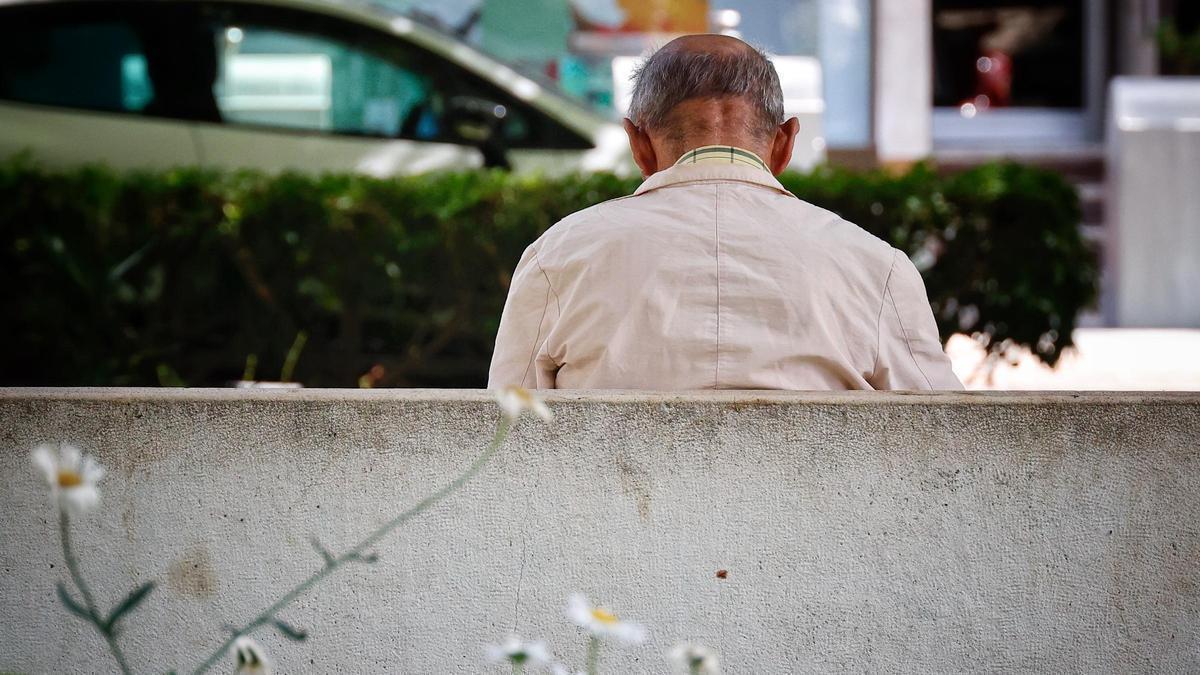 Un vecino de Santa Cruz de Tenerife sentando en un banco.
