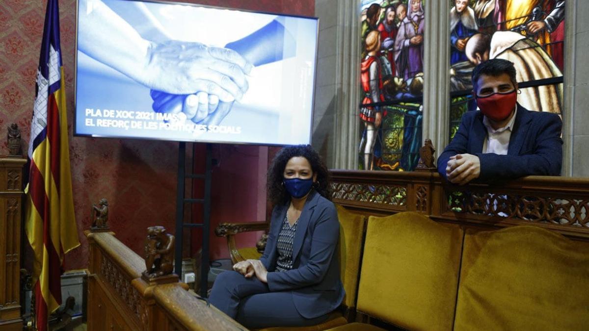 Catalina Cladera y Javier de Juan, hoy en la sala de plenos del Consell de Mallorca.