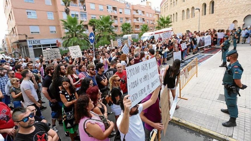 El regreso de los toros a Villena tras cuatro años provoca una protesta multitudinaria