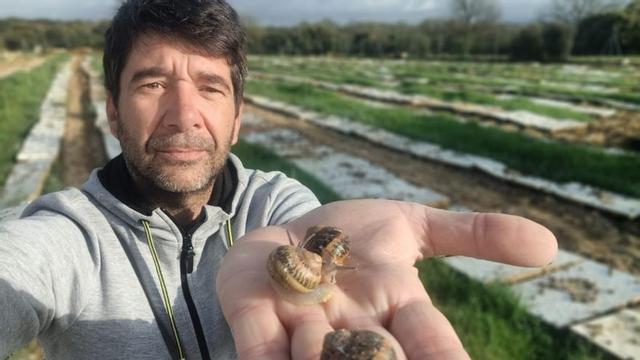 Jorge Corral Rodríguez muestra algunos de los caracoles que cría. | CH. S.
