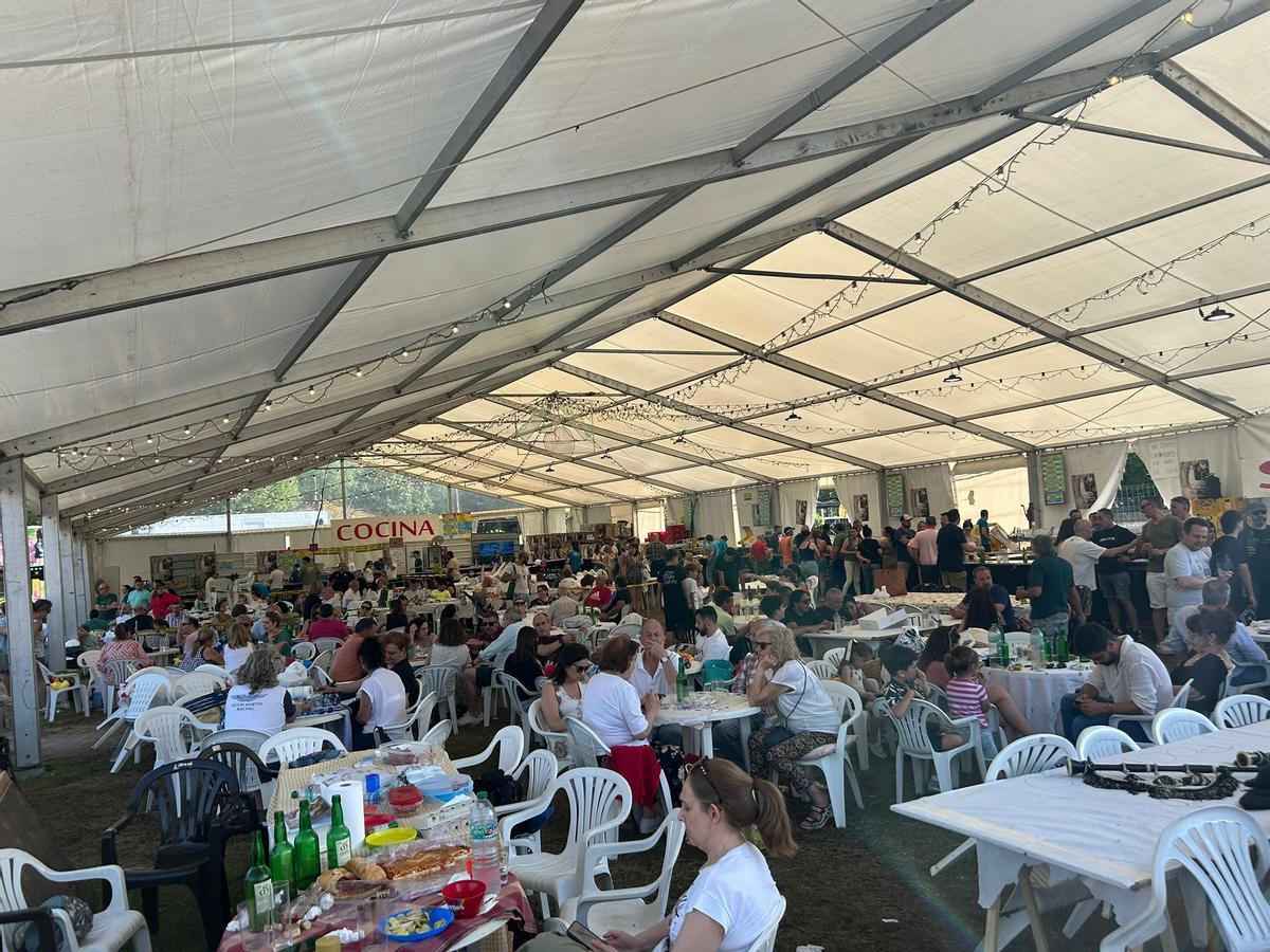 EN IMÁGENES: Homenaje vecinal a Joaquín Alperi y merienda de las fiestas de la Virgen de la Cabeza